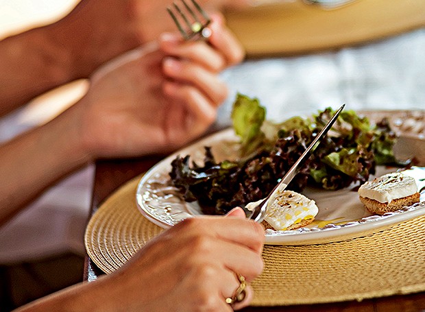 Salada de folhas com queijo de cabra (Foto:  )