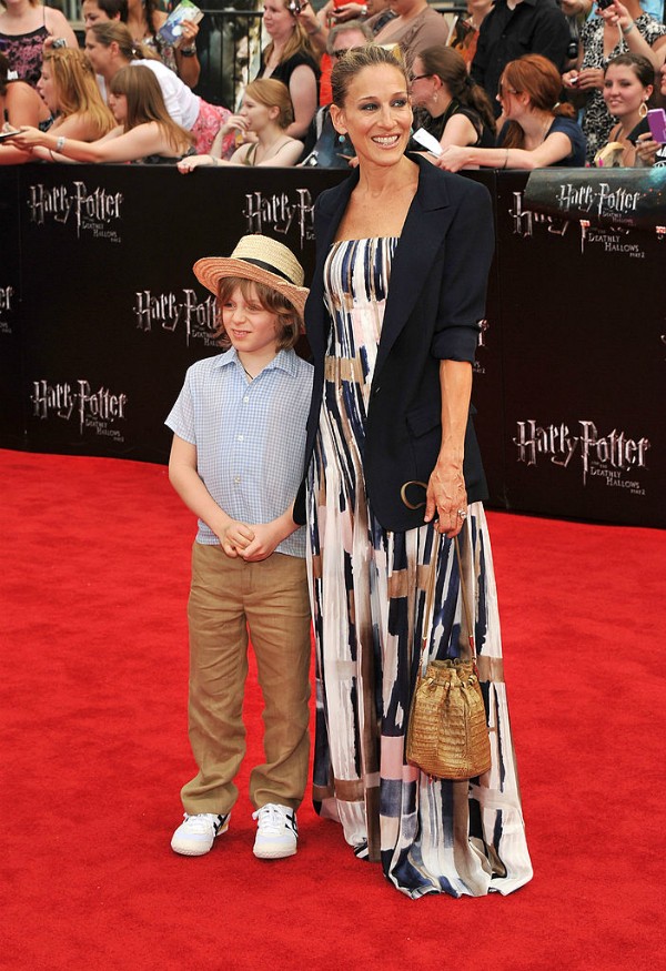 Sarah Jessica Parker posa com o filho James no tapete vermelho (Foto: Getty Images)