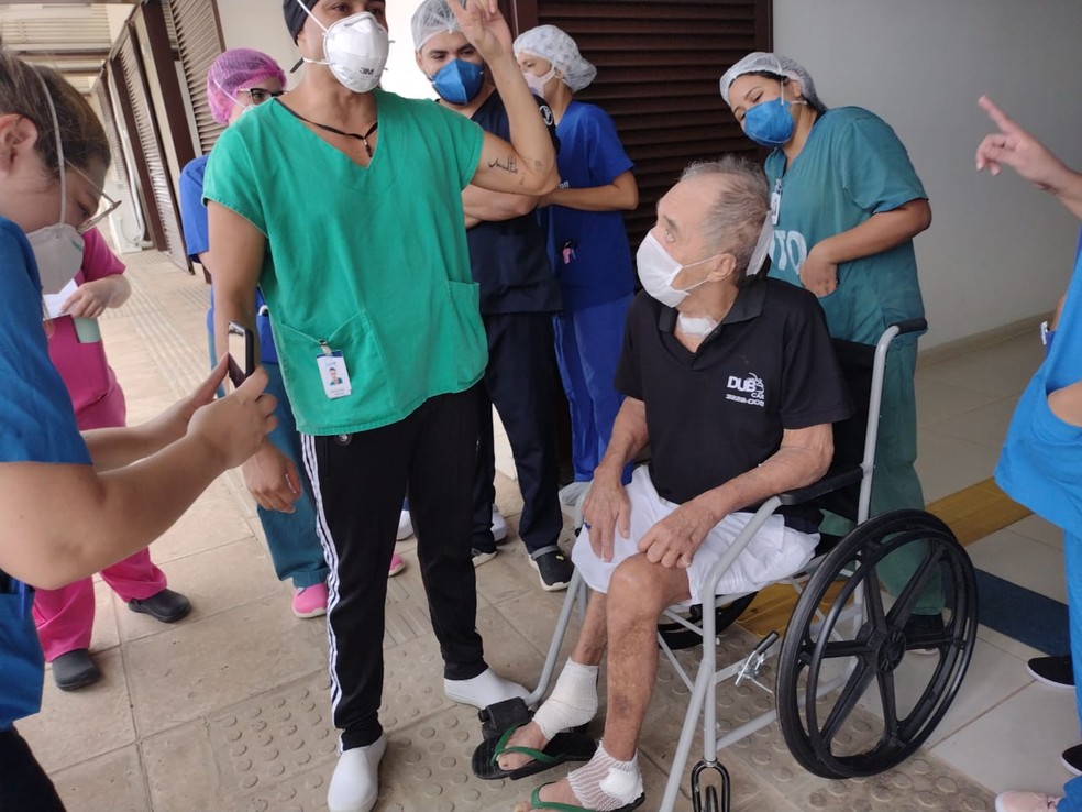 Saída do idoso foi marcada com muita emoção  — Foto: Arquivo pessoal 