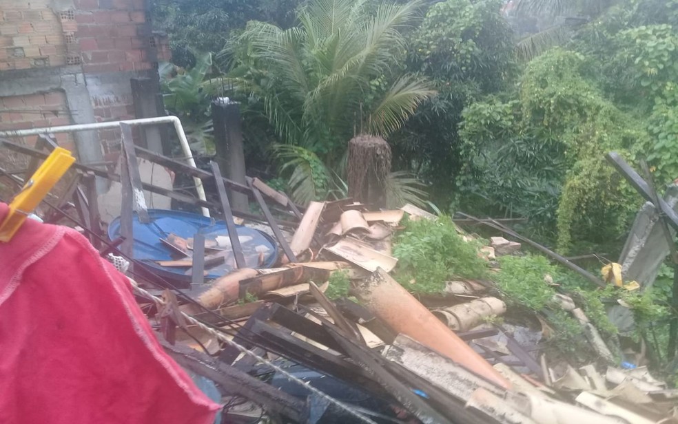 Casa com mãe e filha cai no município de Estância (SE) por causa das chuvas — Foto: Defesa Civil de Estância/Divulgação