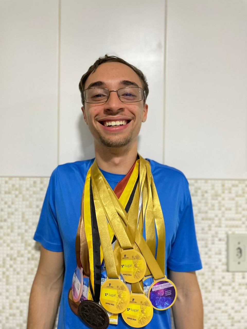 Brasileiro eleito um dos 'melhores estudantes do mundo' gasta 5 horas por dia no transporte público para ir e voltar da escola