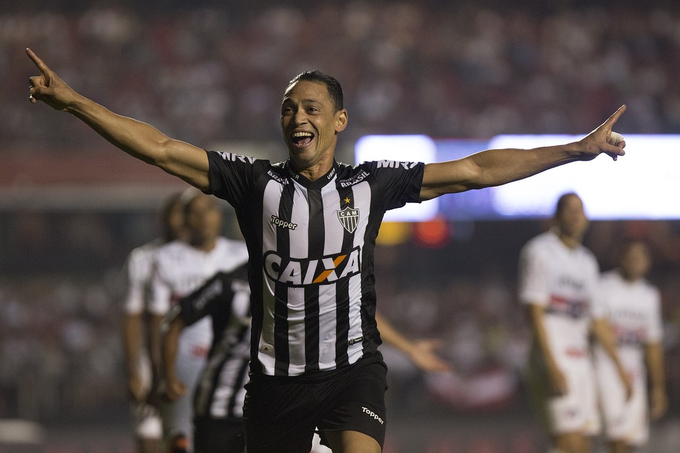 Ricardo Oliveira comemora gol pelo Atlético-MG, diante do São Paulo, no Brasileirão 2018 — Foto: Daniel Vorley/Agif/Estadão Conteúdo