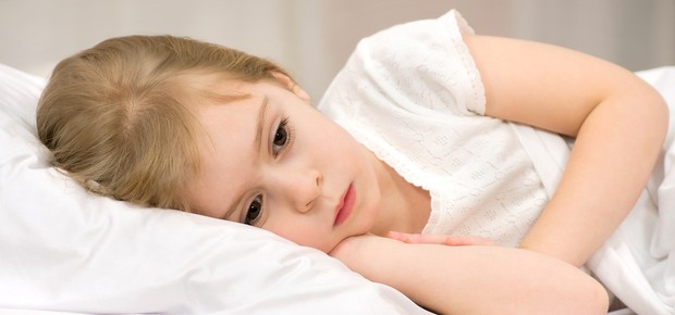 Criança deitada pensativa (Foto: Shutterstock)