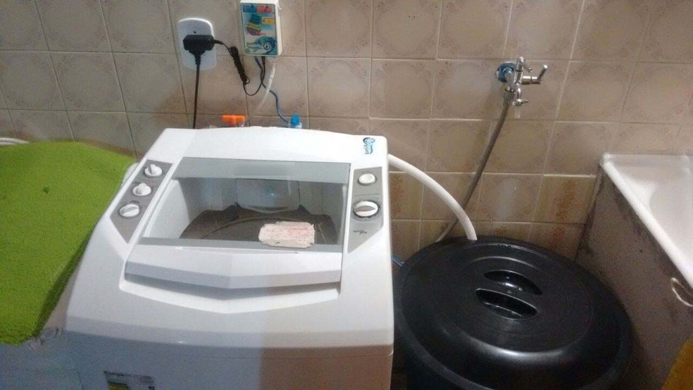 Dispositivo 'EconoLav' instalado em uma máquina de lavar roupas; sistema foi criado por bombeiro do DF  (Foto: Arquivo pessoal )