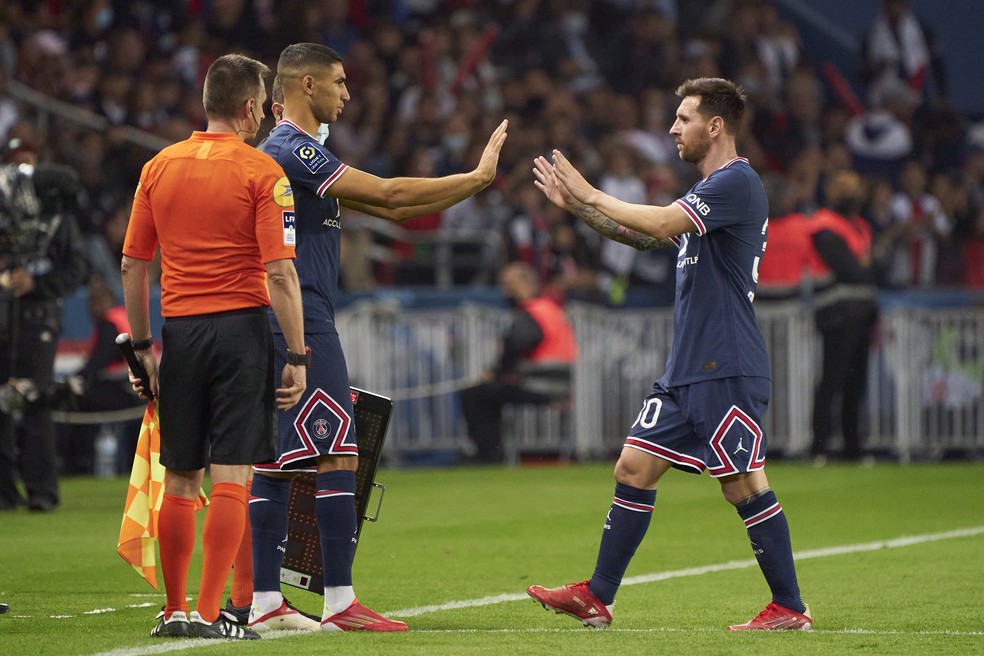 Messi foi substituído por Hakimi aos 31 minutos do clássico contra o Lyon — Foto: Getty Images