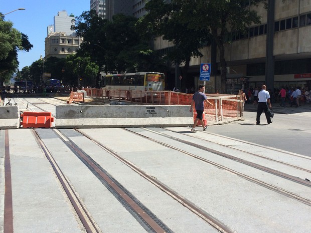 Trilhos do VLT sobre a Avenida Rio Branco (Foto: José Raphael Berrêdo / G1)