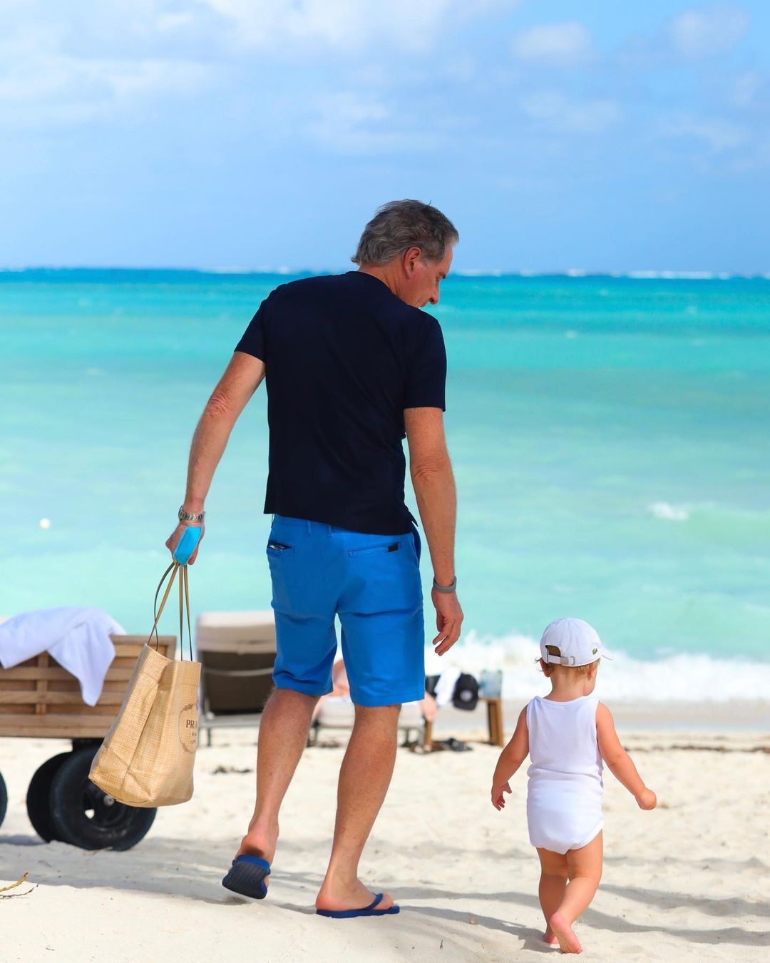 Roberto Justus curte a praia com a filha, Vicky, de seu relacionamento com Ana Paula Siebert (Foto: Reprodução / Instagram)