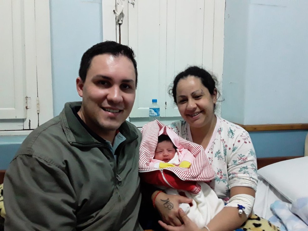 Sargento Tales, a mãe Silvana e bebê Maria Esmeralda — Foto: Arquivo pessoal
