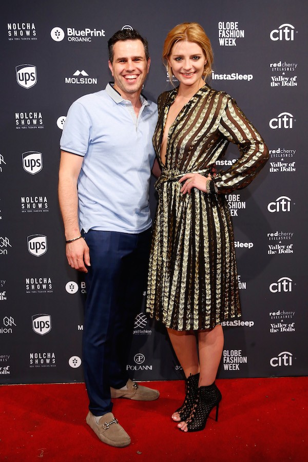 A atriz Mischa Barton com o estilista Arthur Mandel (Foto: Getty Images)