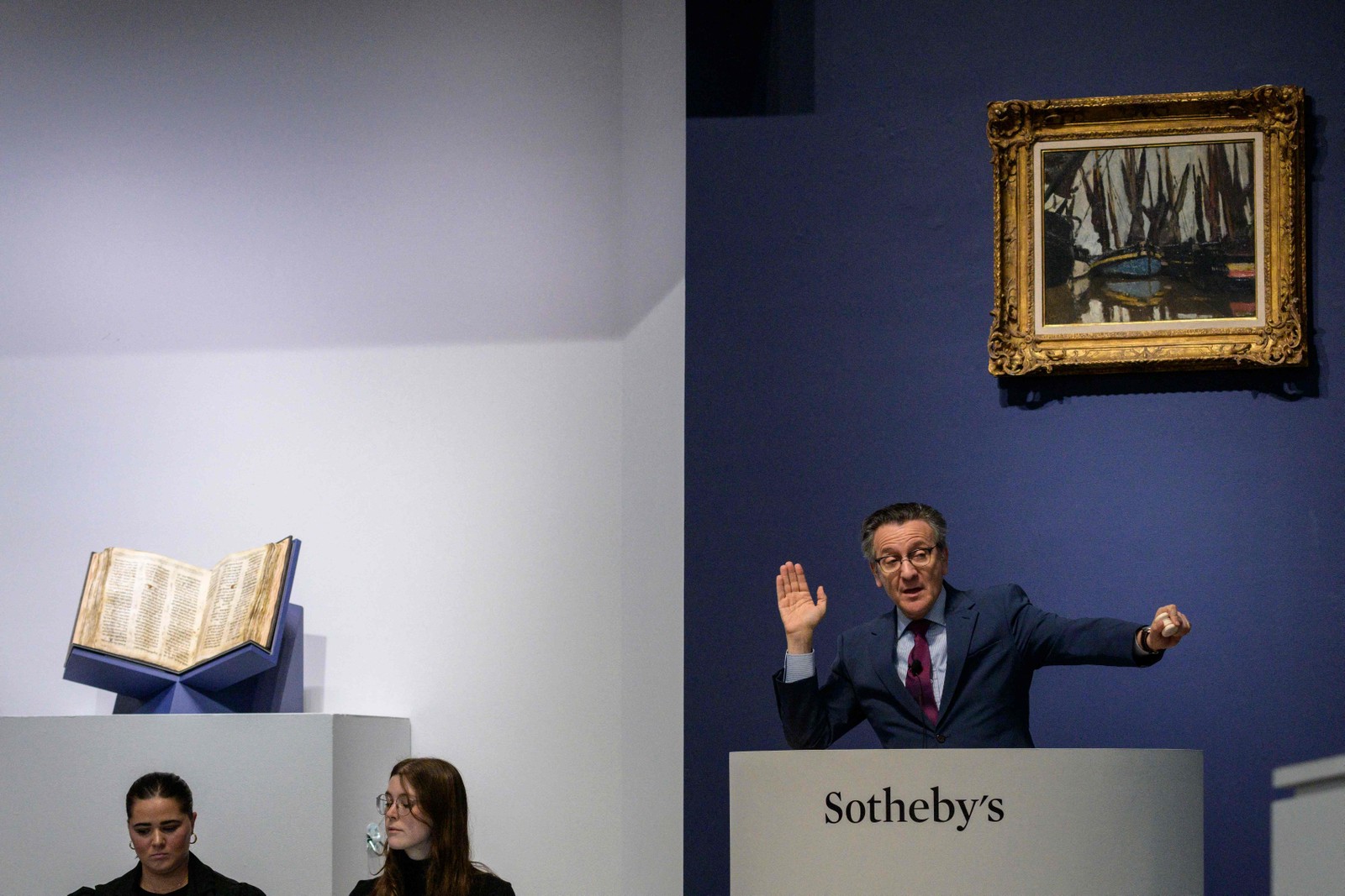 O leiloeiro da Sotheby's, Benjamin Deller, recebe lances durante a venda do Codex Sassoon na Sotheby's, em Nova York, em 17 de maio de 2023 — Foto: ANGELA WEISS / AFP