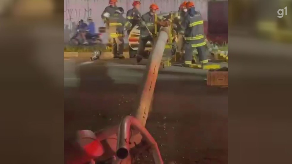 Imagens obtidas pelo g1 mostram a estrutura caída em cima do veículo após o acidente em Santos, no litoral de SP, na noite de quinta-feira (17). — Foto: Reprodução/ Baixada Santista em Ação