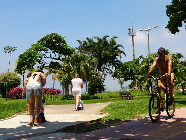 Ciclista aproveita dia de verão em Santos, SP (Foto: Orion Pires / G1)