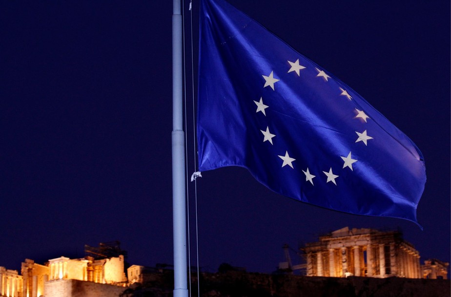 Zona do euro, União Européia, Grécia, bandeira- The  European Union flag flutters in the wind  with the ancient Parthenon temple, right, and the Propylaea, left, at the Acropolis Hill, in Athens on Tuesday, Oct. 25, 2011. Prime Minister George Papandreou