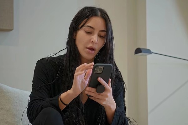 Kim Kardashian é aclamada ao surgir de rosto limpo em The Kardashians (Foto: Reprodução/Twitter)