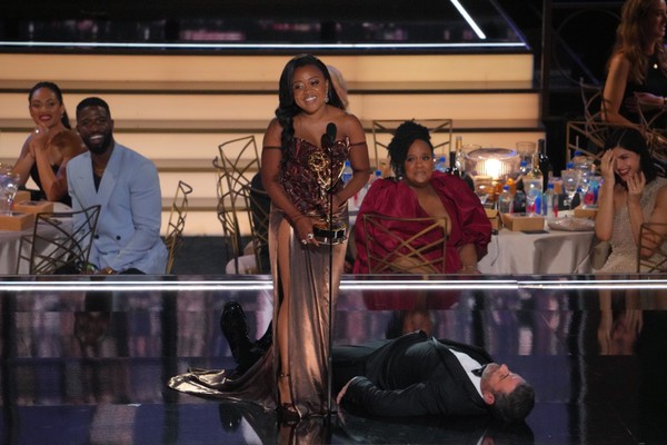 O apresentador Jimmy Kimmel fingindo de morto durante o discurso da atriz, roteirista e produtora Quinta Brunson no Emmy 2022 (Foto: Getty Images)