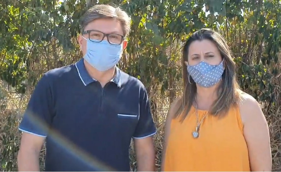 Prefeito de Elias Fausto e secret&aacute;ria de Educa&ccedil;&atilde;o durante an&uacute;ncio sobre manuten&ccedil;&atilde;o de aulas online &mdash; Foto: Reprodu&ccedil;&atilde;o/ Facebook