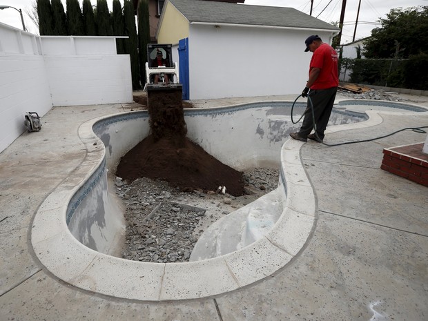 Proprietário na Califórnia decidiu trocar piscina por jardim sustentável (Foto: REUTERS/Lucy Nicholson)