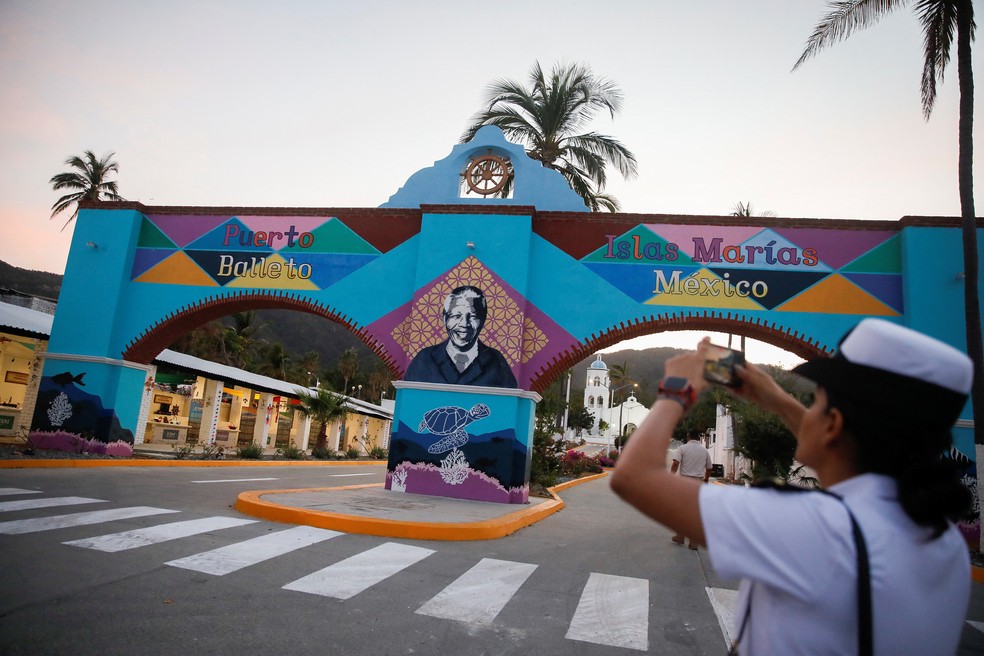 Mulher tira foto nas Islas Marinas, no México. — Foto: Raquel Cunha/ Reuters