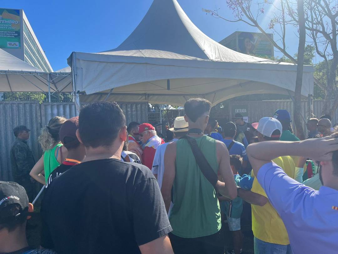 Entrada para arquibancada &eacute; limitada ap&oacute;s atingir capacidade m&aacute;xima, para desfile de 7 de Setembro, em Bras&iacute;lia