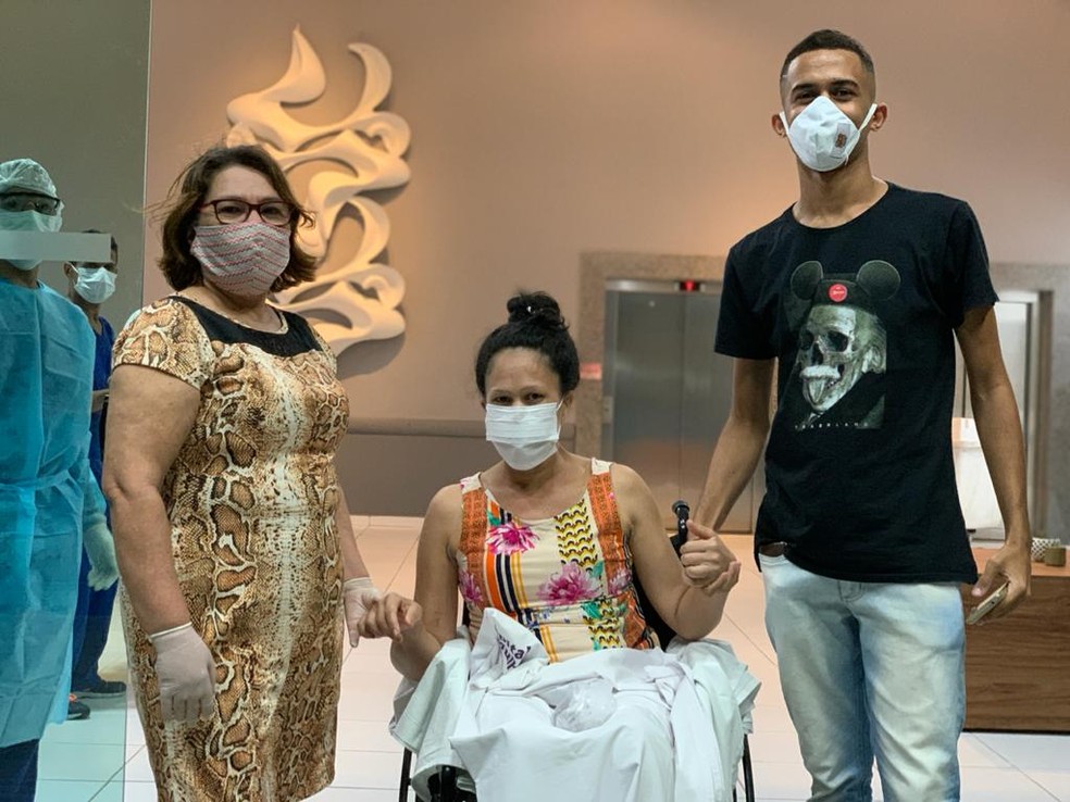Na saída, Betânia foi recebida pelo filho e pela mãe, que fez um apelo emocionado — Foto: Ascom Sesau
