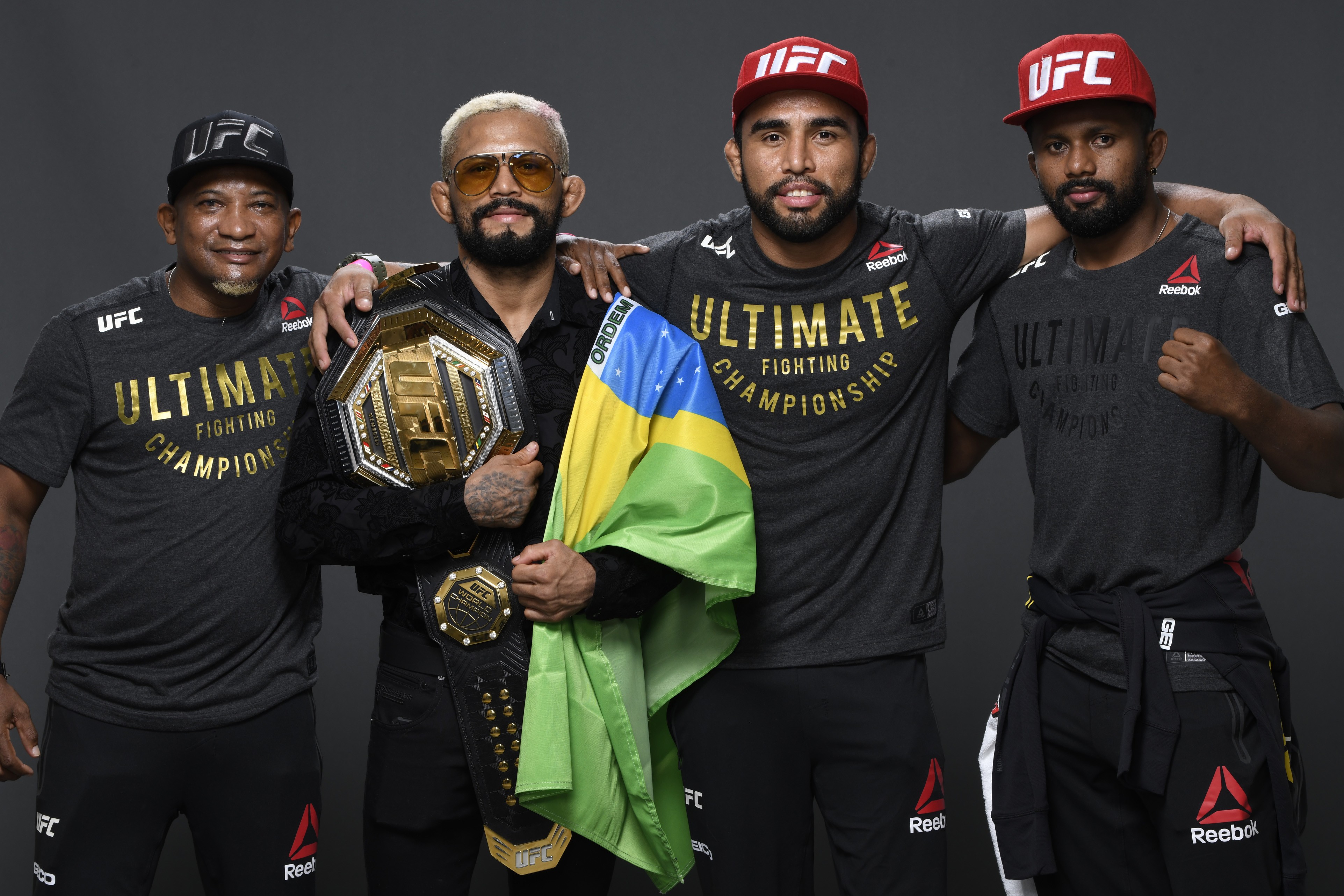 Deiveson Figueiredo e a equipe que o ajudou a se tornar campeão do UFC (Foto: Getty Images)