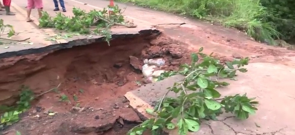 Trecho da BR-222 entre os municípios de Santa Inês e Buriticupu se rompeu no Maranhão — Foto: Reprodução/TV Mirante