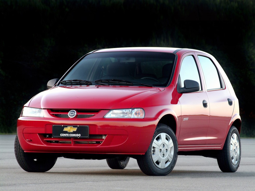 Chevrolet Celta original tem acabamento bem mais simples do que os seguintes — Foto: Divulgação