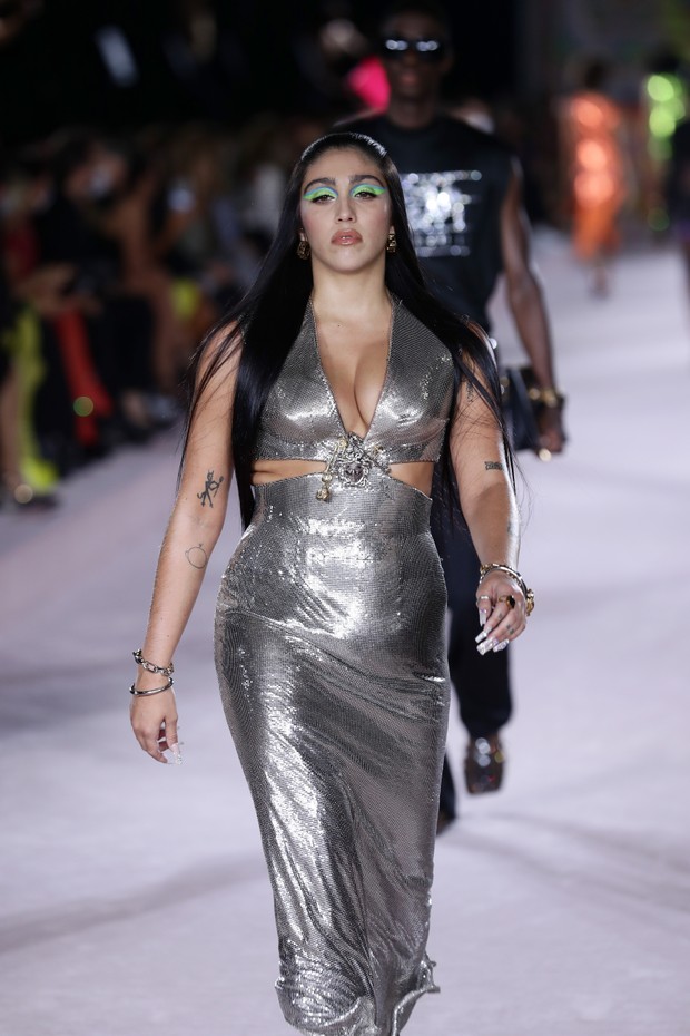 MILAN, ITALY - SEPTEMBER 24: Lourdes Maria Ciccone Leon walks the runway at the Versace fashion show during the Milan Fashion Week - Spring / Summer 2022 on September 24, 2021 in Milan, Italy. (Photo by Vittorio Zunino Celotto/Getty Images) (Foto: Getty Images)