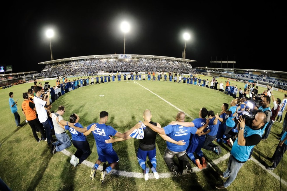 CSA x Tombense: festa dos jogadores — Foto: Jonathan Lins/G1
