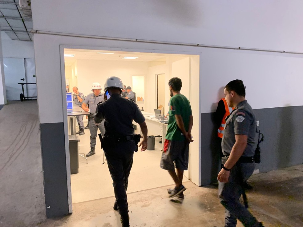 Torcedor do Boca é preso por imitar macaco no jogo contra o Corinthians — Foto: Henrique Toth