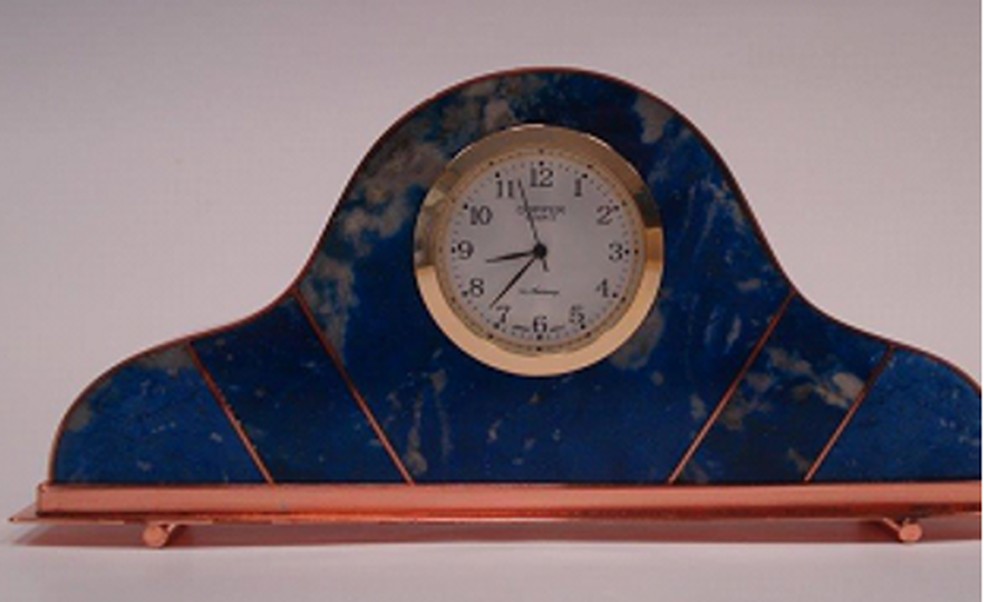 Relógio de mesa danificado por bolsonaristas durante invasão da Câmara. — Foto: Câmara dos Deputados