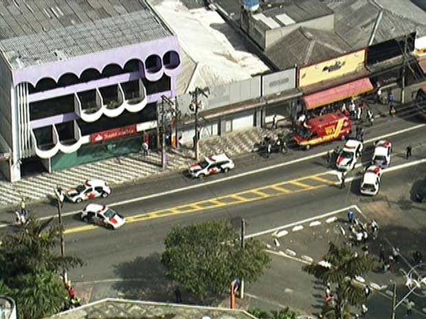 Vigia de agência do Banco Santander, na Rua Eduardo Cotching, na Zona Leste de São Paulo, manteve reféns. (Foto: Reprodução/TV Globo)