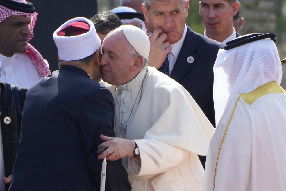 Papa Francisco beija o imã de Al- Azhar Ahmed El-Tayeb, um dos líderes sunitas do Egito, em mesquita em Bahrein, em novembro de 2022.   — Foto: Alessandra Tarantino/ AP Photo 
