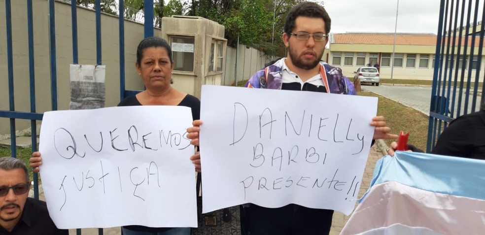 Familiares e amigos de Danielly Barby se concentram na frente do fórum de Mogi das Cruzes — Foto: Débora Carvalho/TV Diário