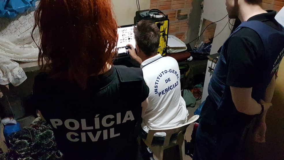 Policiais civis durante operação de combate à pedofilia — Foto: Polícia Civil/Divulgação