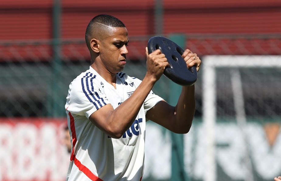 Com assistência de Daniel Alves, Bruno Alves faz golaço em treino do São Paulo; veja vídeo 