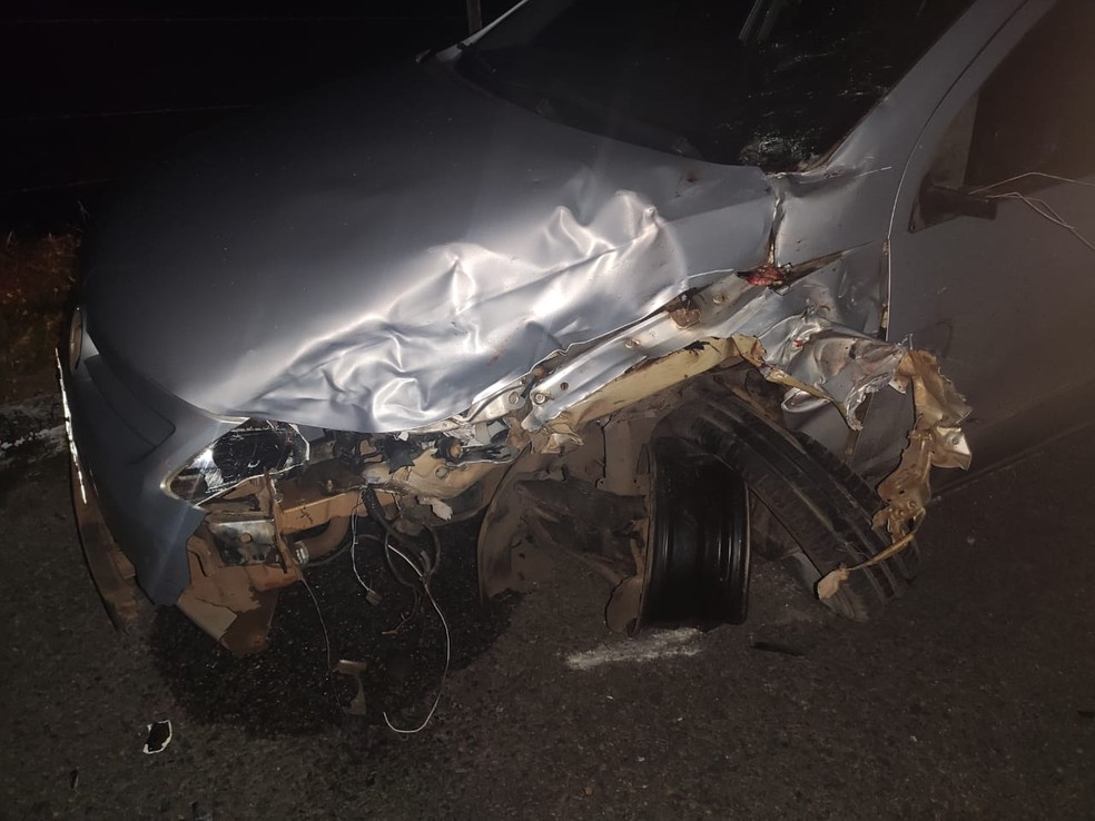 Frente do Gol ficou destruída com o impacto da batida na AL-105 — Foto: BPRv