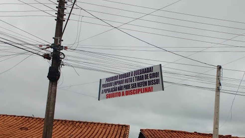 Houve desentendimento durante a retirada de cartazes com ameaças a criminosos em Buri — Foto: Reprodução/Facebook