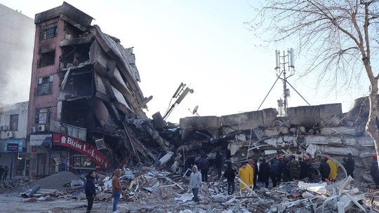 Fome, frio e falta de abrigo: os desafios enfrentados pelas vítimas do terremoto na Turquia