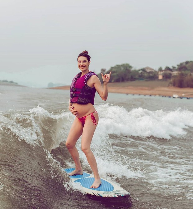 Júlia praticando wakesurf com 8 meses meses de gravidez (Foto: Reprodução Instagram)