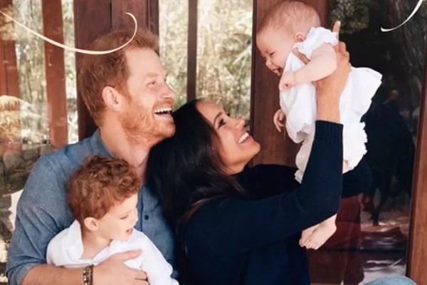 Cartão de Natal do príncipe Harry e Meghan Markle com os filhos deles, Archie e Lilibet Diana (Foto: Divulgação / Alexi Lubomirski)