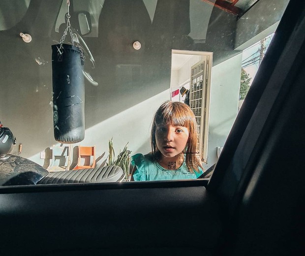 Maria Emilia conta que, às vezes, precisa ir para o carro para conseguir ter alguns minutos sozinha e resolver suas pendências profissionais (Foto: Reprodução/Instagram)