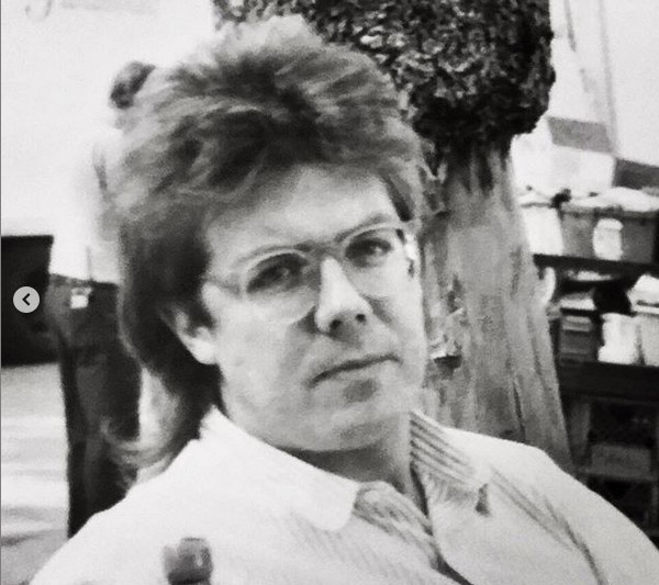 O diretor John Hughes em uma das fotos antigas compartilhada pela atriz Jennifer Gray feita nos bastidores de Curtindo a Vida Adoidado (1986) (Foto: Instagram)