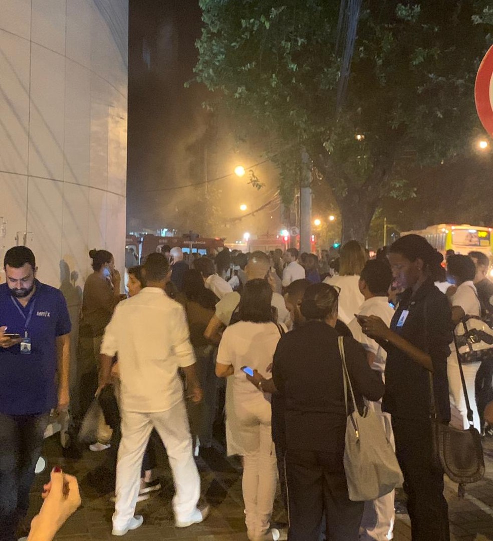 Funcionários e pacientes saíram do Hospital Badim, no Maracanã, após o fogo atingir a unidade.  — Foto: Reprodução/Redes sociais 