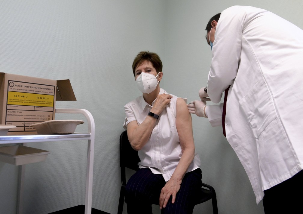 Médica Adrienne Kertesz recebe a vacina contra a Covid-19 da Pfizer/BioNTech em Budapeste, Hungria - 26 de dezembro de 2020. — Foto: Szilard Koszticsak / MTI via AP