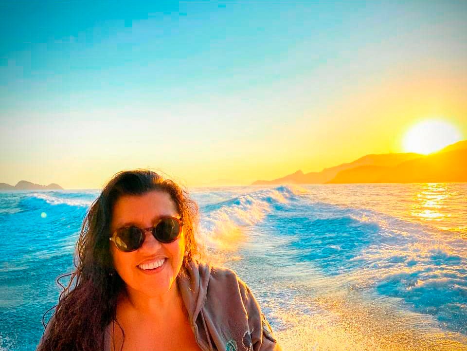 Regina Casé em ilha paradisíaca no litoral do Rio de Janeiro (Foto: Reprodução/Instagram)