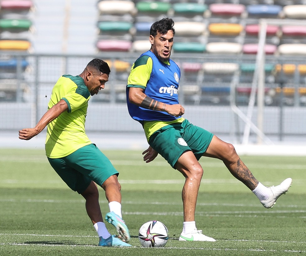 Rony e Gustavo Gómez no treino do Palmeiras em Abu Dhabi — Foto: Fabio Menotti / Ag Palmeiras