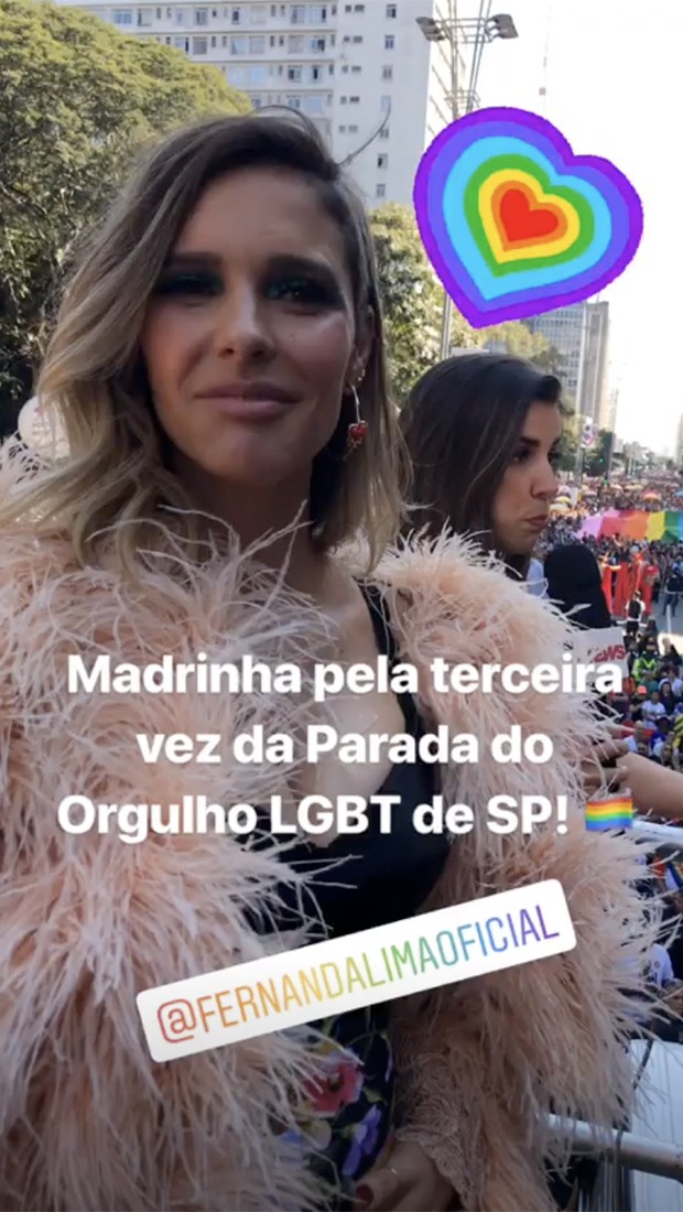 Fernanda Lima no trio durante a parada em SP (Foto: Instagram / ParadaSP)