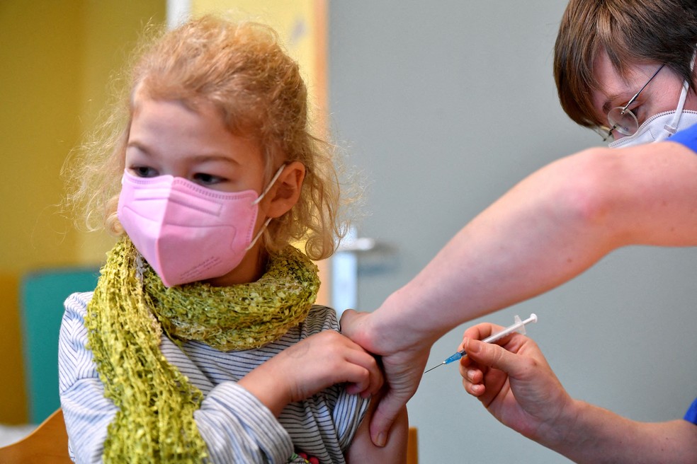 Criança é vacinada contra Covid-19 em Leipzig, Alemanha, em 10 de dezembro de 2021 — Foto: Matthias Rietschel/Reuters
