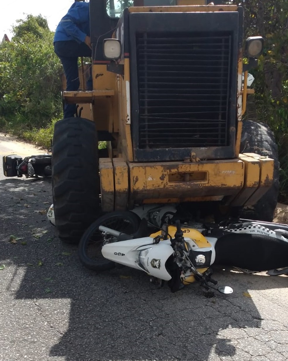 Trator atingiu tr&ecirc;s motos da Pol&iacute;cia Rodovi&aacute;ria Estadual em Natal &mdash; Foto: Redes sociais
